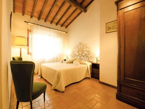 1 dormitorio con cama blanca y ventana en Modern Holiday Home in Pelago with Pool en Donnini
