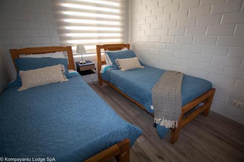 1 dormitorio con 2 camas y ventana en Kompayantu Lodge Arriendo Diario, en La Serena