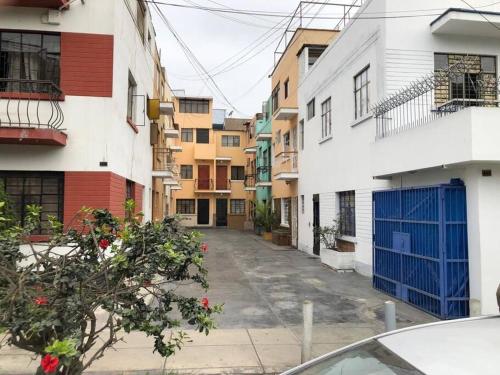 une rue vide dans une ville avec des bâtiments dans l'établissement Sta Catalina / San Isidro , Furnished Family Home, à Lima