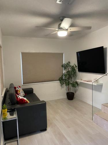 Uma televisão e/ou sistema de entretenimento em Comfortable modern apartment- central location.