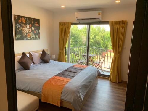 1 dormitorio con 1 cama y balcón en La Habana Hua Hin en Hua Hin