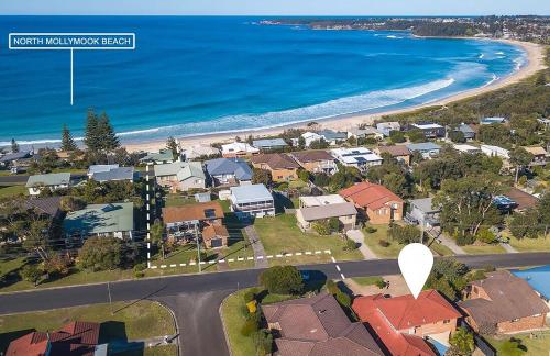 an aerial view of a suburb next to the beach at Kick Back on Jones in Mollymook
