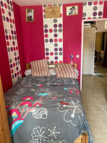 - une chambre dotée d'un lit avec un mur violet dans l'établissement Chambre dans une résidence très calme, à Nanterre