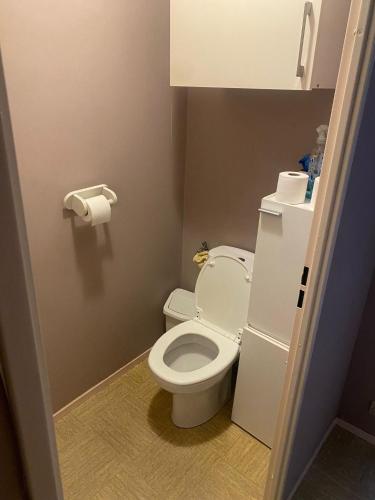 een badkamer met een toilet en een rol toiletpapier bij Chambre dans une résidence très calme in Nanterre