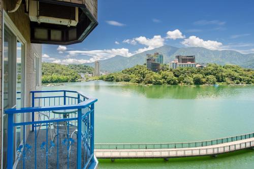 魚池鄉的住宿－碧水山居湖畔民宿，阳台享有河景