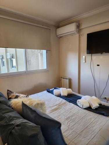 1 dormitorio con 1 cama grande y 2 almohadas en Fantástico departamento, en la mejor ubicación. en Salta