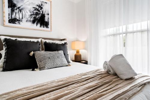 a bedroom with a large bed with a large window at Woodstock Retreat Milton in Milton