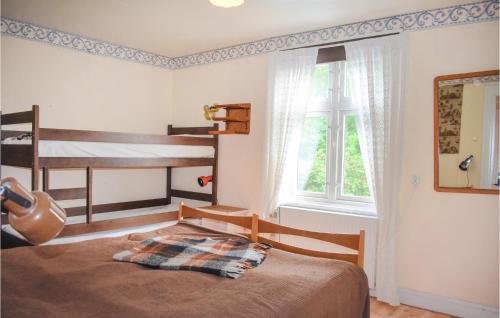 a bedroom with two bunk beds and a window at Lovely Home In Brkne-hoby With Wifi in Bräkne-Hoby