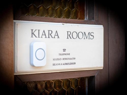 un panneau indiquant des chambres kara sur une porte dans l'établissement Kiara rooms, à Jesenice