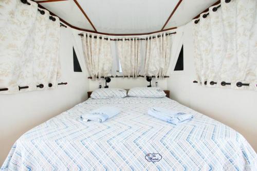 a bedroom with a bed in a rv at Barco Seu Meschede in Santarém