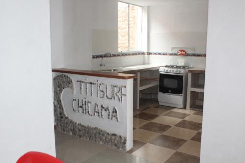 une cuisine avec un panneau indiquant de la vaisselle en porcelaine dans l'établissement TITI SURF CHICAMA, à Puerto Chicama