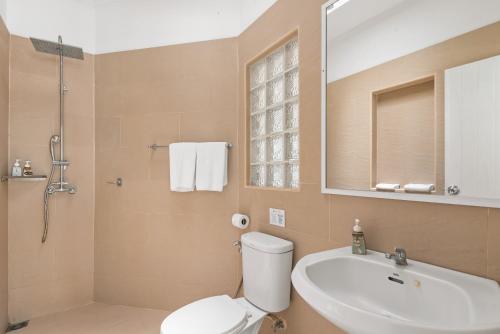 La salle de bains est pourvue de toilettes, d'un lavabo et d'un miroir. dans l'établissement 2BR Villa Baan Chanchai, seconds to beach, à Lamai