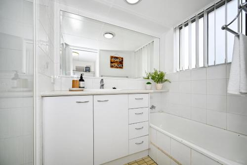 Koupelna v ubytování Stylish 2 B/R Kings Beach Apartment (6 guests) ZF4