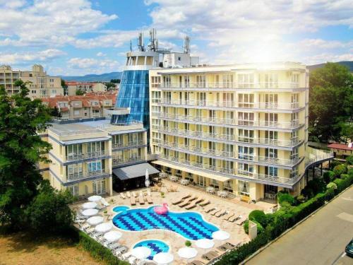 una vista aérea de un hotel con sillas y sombrillas en Sol e Mar, en Sunny Beach