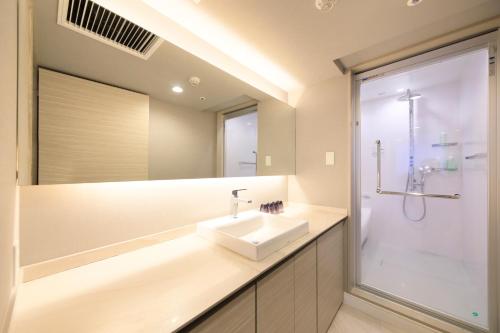 鹿儿岛QuintessaHotel KagoshimaTenmonkan Relax&Sleep的带水槽和淋浴的浴室