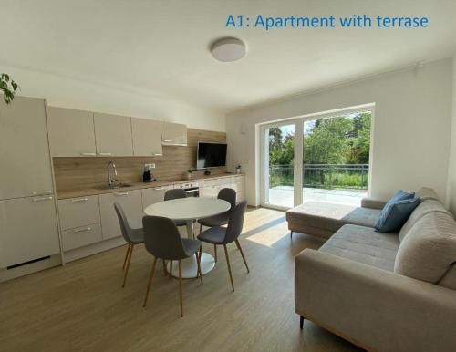 cocina y sala de estar con sofá y mesa en VILA ADA - Big Garden - 4 New Quiet Apartments - Free Parking, en Liubliana