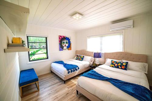 Tempat tidur dalam kamar di Luxury Miami Village w/Pool+Grill+MiniGolf