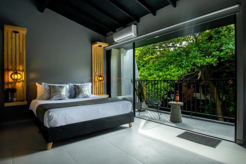 sypialnia z łóżkiem i balkonem w obiekcie Barcelo Coliving w mieście Medellín