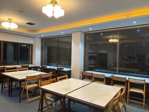 - une salle à manger avec des tables, des chaises et des fenêtres dans l'établissement Minamiuonuma - Hotel - Vacation STAY 36571v, à Seki