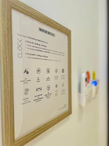 Сертификат, награда, вывеска или другой документ, выставленный в oxy suites G-03 at Shop House Meisterstadt Pollux Habibie