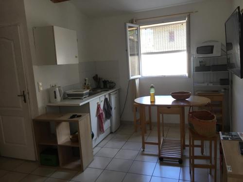 Køkken eller tekøkken på Nîmes centre sur les toits - clim mobile