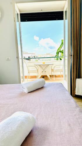 sypialnia z łóżkiem i widokiem na ocean w obiekcie Villa La Zagara by CapriRooms w mieście Capri