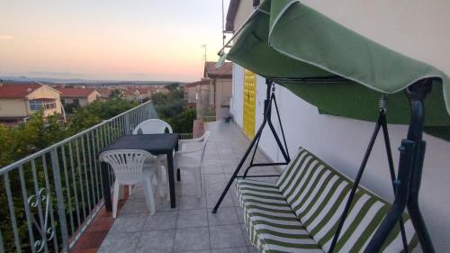 balcone con tavolo e sedie. di Casa Vacanze "Villa Severina" IUN R6166 R6692 a Carbonia