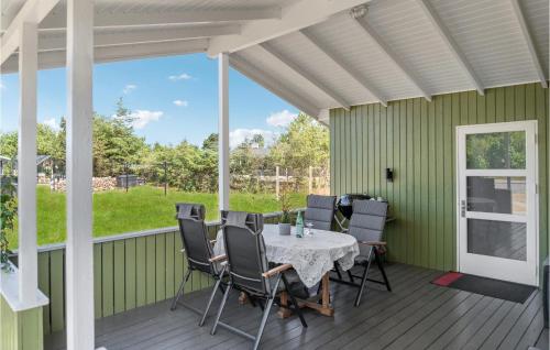 セビーにある2 Bedroom Amazing Home In Sæbyのデッキにテーブルと椅子が置かれたパティオ
