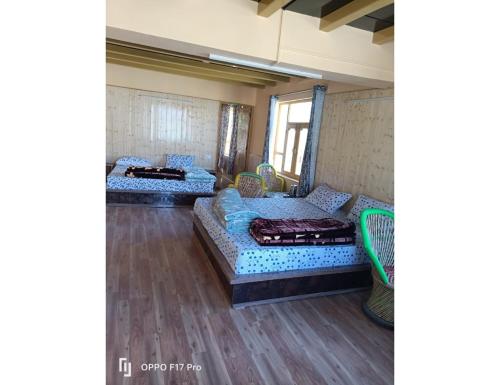 Giường trong phòng chung tại Hotel Himalayan Hermitage, Kaza