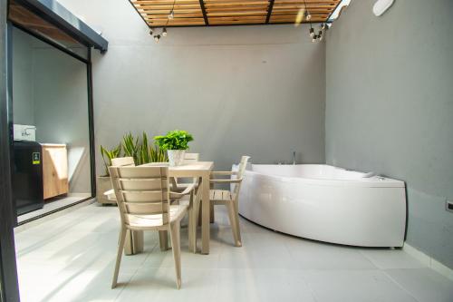 a dining room with a table and a bath tub at Barcelo Coliving in Medellín