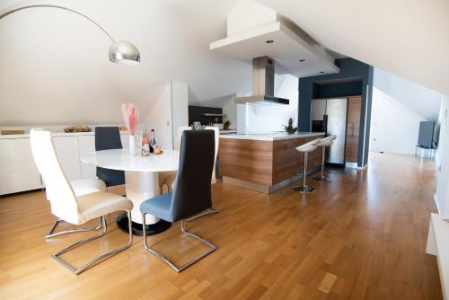 a kitchen and dining room with a table and chairs at Milic Apartments - by the sea in Sutivan