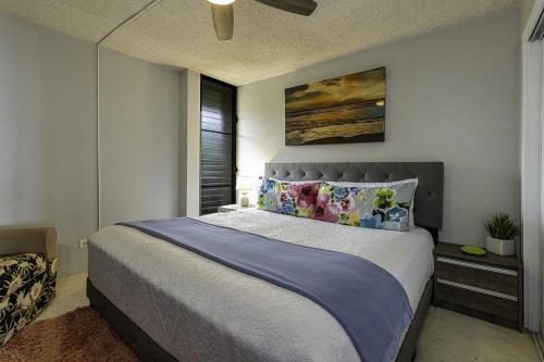 Un dormitorio con una cama grande y una ventana en Maalaea Banyans 217 condo, en Wailuku