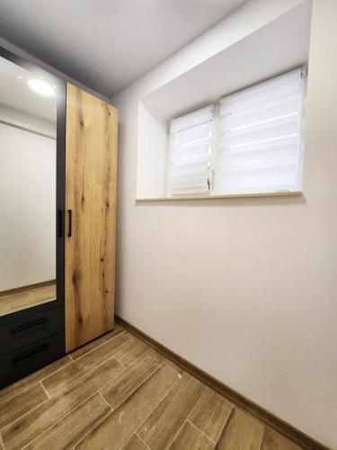 um quarto com uma porta e uma janela em Apartment in the city of Varna em Varna