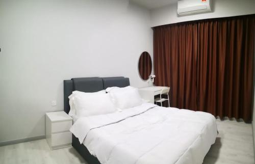 um quarto com uma grande cama branca e uma secretária em LILO Staycation JQ em Kota Kinabalu