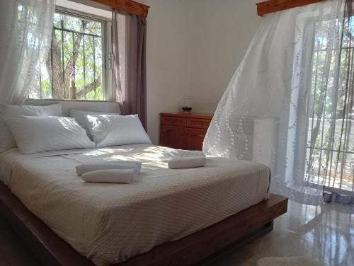 - une chambre avec un lit et 2 serviettes dans l'établissement Ktima Gardenyard, à Artemi