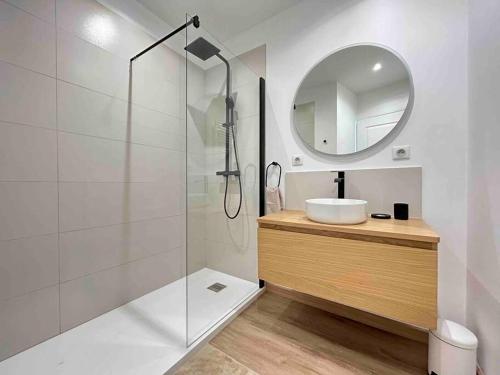 La salle de bains est pourvue d'un lavabo et d'un miroir. dans l'établissement Nouvel Appartement cosy centre-ville, à Épernay