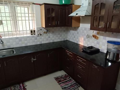 Nhà bếp/bếp nhỏ tại Snow White Home,Bedford Road, yercaud