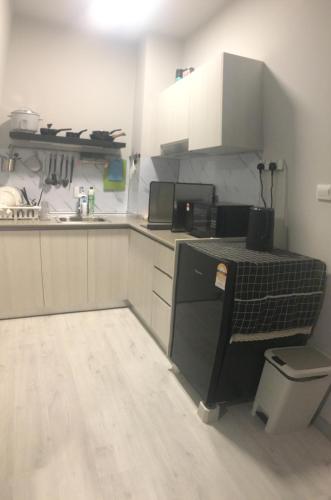 cocina con fregadero y encimera en LILO Staycation JQ, en Kota Kinabalu