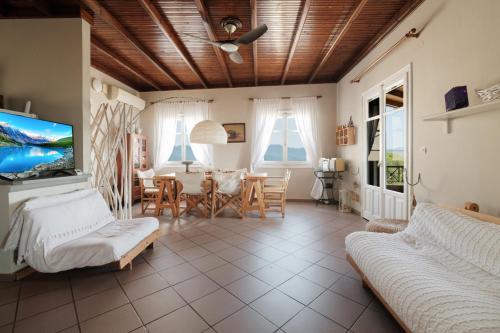 A bed or beds in a room at Nios House Panoramic Cottage