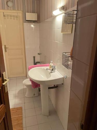 a bathroom with a sink and a toilet at Charmant logement proche de la mer in Florensac