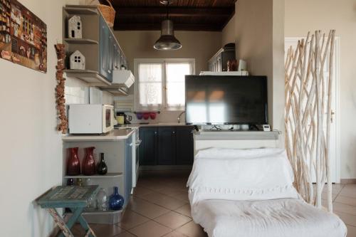 A kitchen or kitchenette at Nios House Panoramic Cottage