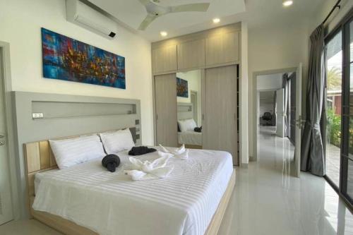 Postel nebo postele na pokoji v ubytování 3 Bedrooms Sofora Pool Villa by G Estate