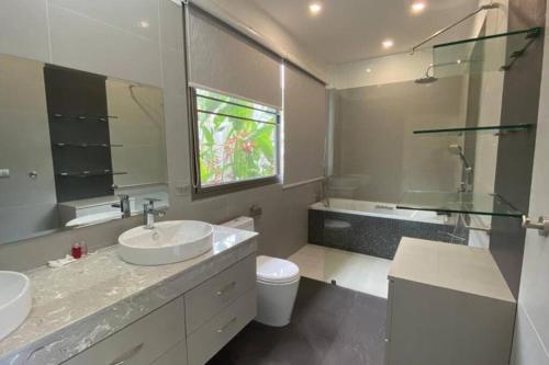 Koupelna v ubytování 3 Bedrooms Sofora Pool Villa by G Estate
