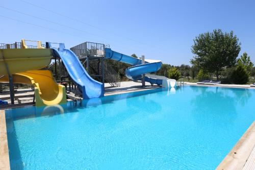 eine Wasserrutsche in einem Pool in der Unterkunft Simlarda Country Club Ayvalık in Ayvalık