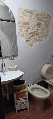 een badkamer met een toilet en een wastafel bij Casa Vacanza Dany House in Dogliani