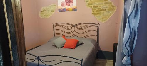 een klein bed met twee kussens in een kamer bij Casa Vacanza Dany House in Dogliani