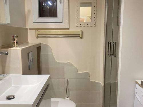 een badkamer met een toilet, een wastafel en een douche bij Studio Amélie-les-Bains-Palalda, 1 pièce, 2 personnes - FR-1-703-163 in Amélie-les-Bains-Palalda
