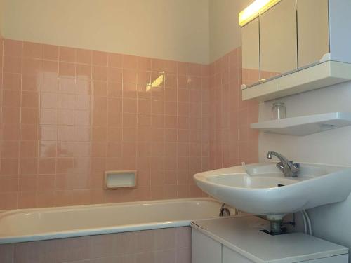 une salle de bain avec un lavabo et une baignoire dans l'établissement Appartement 1 pièce face mer avec terrasse à La Baule – 2 couchages - FR-1-245-188, à La Baule