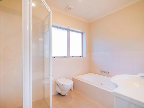 Un baño de Sunset View - Pauanui Waterfront Home