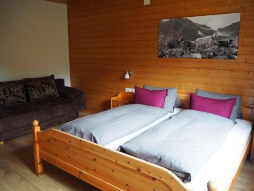 - une chambre avec 2 lits jumeaux et un canapé dans l'établissement Haus Baleisa, à Gaschurn
